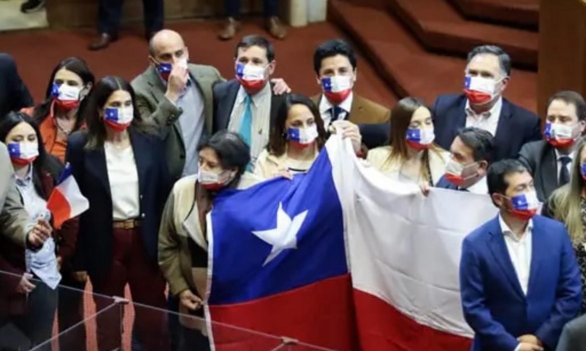 Tras polémica por performance en Valparaíso: parlamentarios de oposición ingresan a la Cámara con banderas chilenas y entonando el himno nacional 