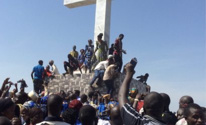 Impresionante: Cristianos en Nigeria siguen rezando en iglesia incendiada
