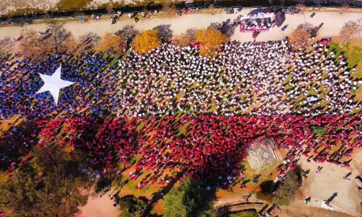 Formaron una «bandera chilena humana»: El Rechazo se reunió en el Parque de las Esculturas 