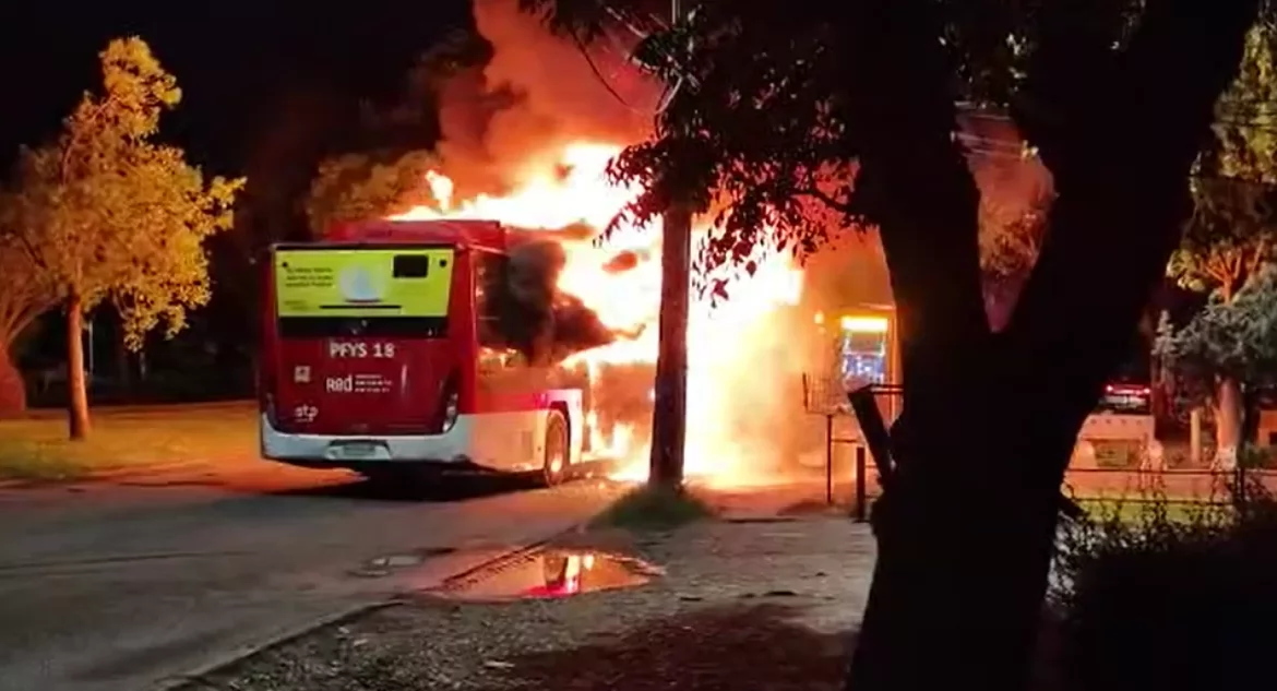 «Estoy aburrido de condenar esto de nuevo»: alcalde Muñoz tras quema de bus en Estación Central 