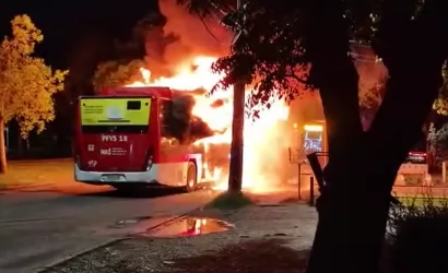 «Estoy aburrido de condenar esto de nuevo»: alcalde Muñoz tras quema de bus en Estación Central 