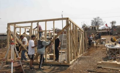 Familias que quedaron sin hogar empiezan su propia reconstrucción