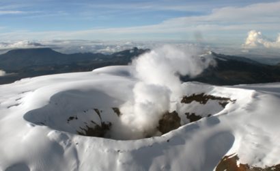 Iglesia reza por familias que serían afectadas ante posible erupción de volcán en Colombia