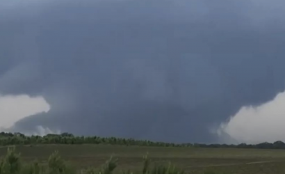 Tornado destruye poblado de Texas; deja tres muertos y varios heridos, fuertes vientos causan daños hasta Georgia