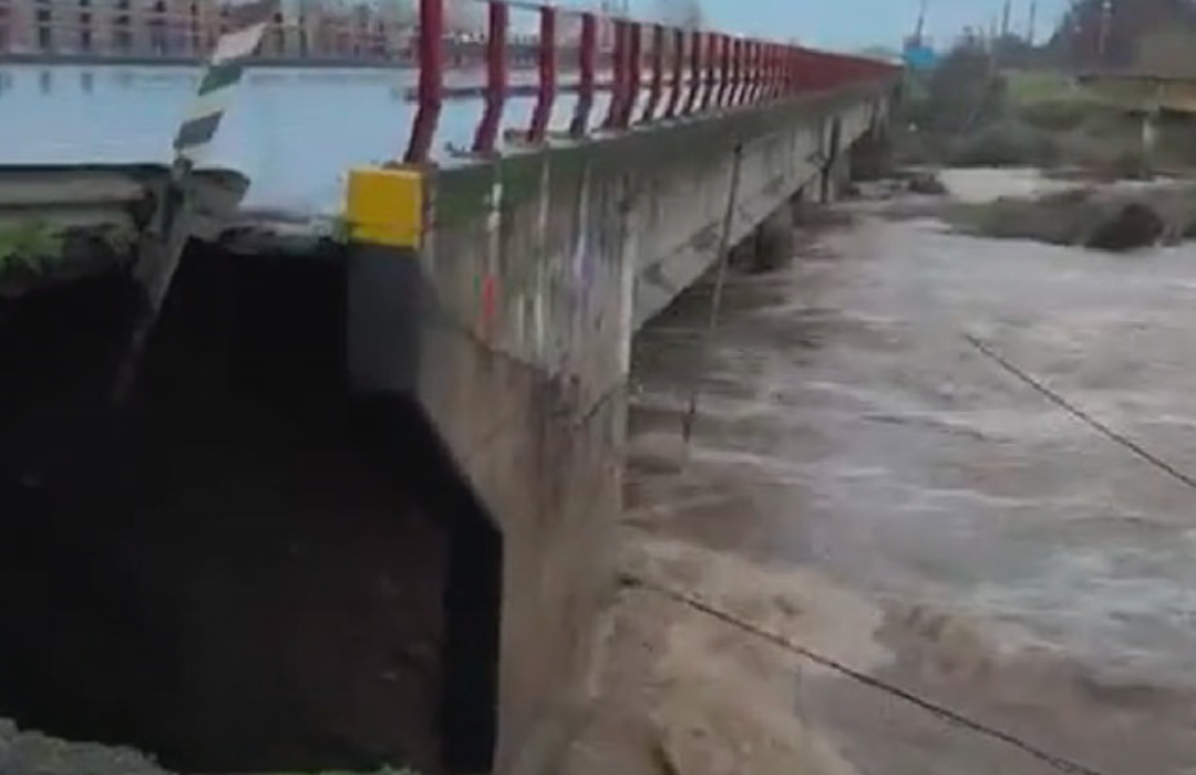 Puente ferroviario cayó en Talca y el tránsito está suspendido en la Ruta 5 Sur al norte por riesgo de socavón