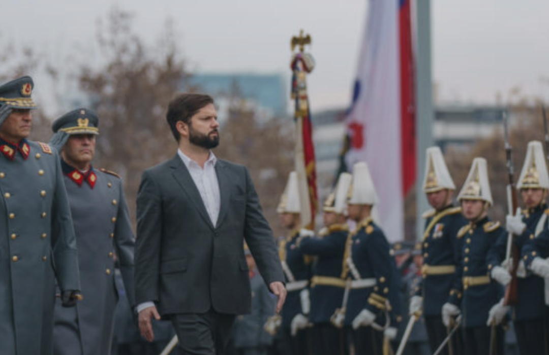 “Autoridad del pueblo”: la nueva polémica que enfrenta La Moneda por la estrella y los colores de la bandera