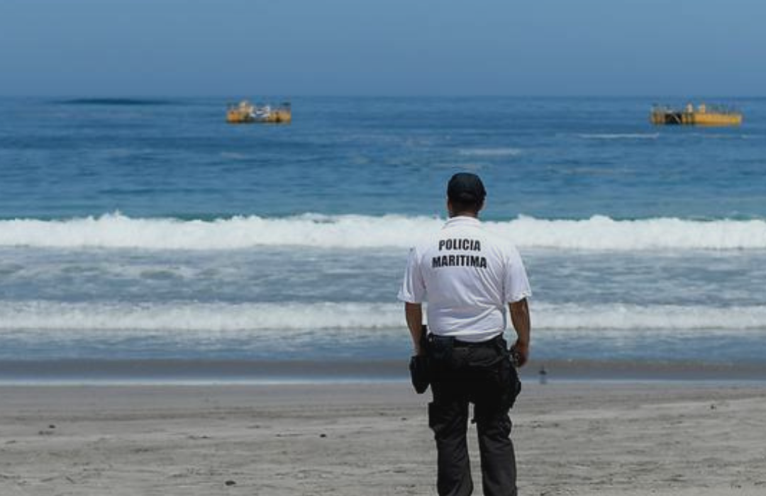 Detienen a 3 extranjeros por crimen en Iquique: víctima fue encontrada amarrada y flotando en el mar