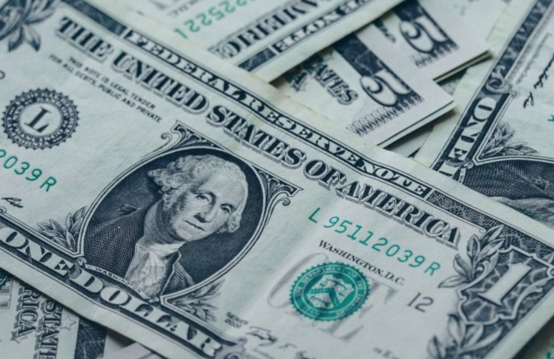 El precio del dólar cierra la semana rozando los 950 pesos