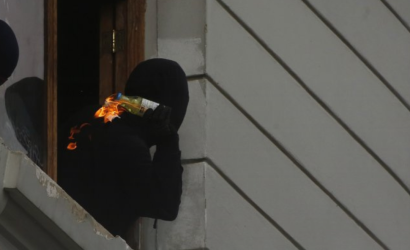 Estudiantes de Liceo de Aplicación atacaron con bombas molotov a Carabineros