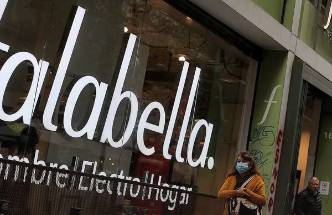 Falabella por partida doble: pierde el grado de inversión y acuerda negociar venta de sus centros comerciales en Perú a Mall Plaza