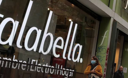 Falabella por partida doble: pierde el grado de inversión y acuerda negociar venta de sus centros comerciales en Perú a Mall Plaza