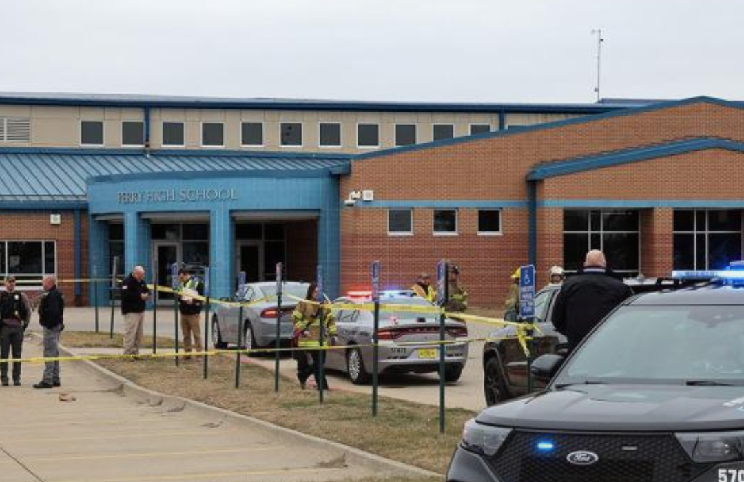 Hay múltiples víctimas por tiroteo en una escuela secundaria de Iowa y el atacante está muerto, dicen autoridades