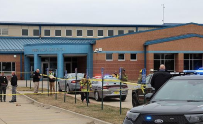 Hay múltiples víctimas por tiroteo en una escuela secundaria de Iowa y el atacante está muerto, dicen autoridades