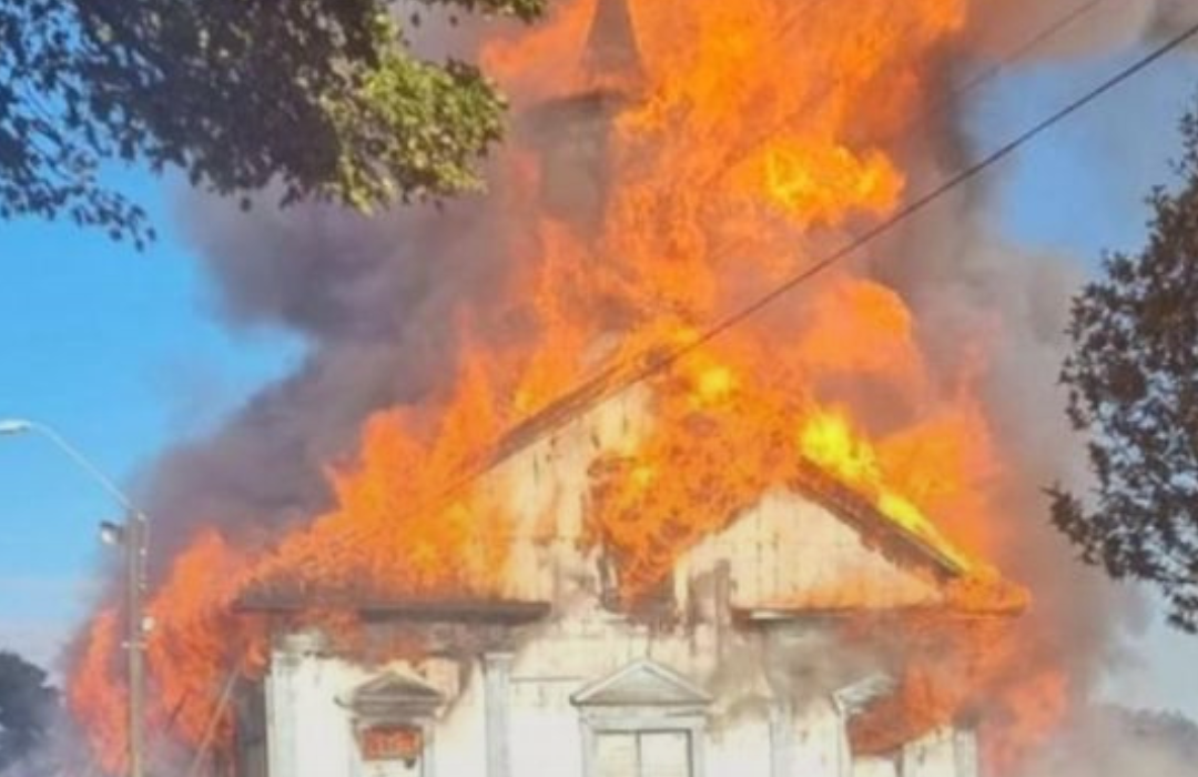 Incendio destruye centenaria iglesia de Carelmapu: era monumento nacional