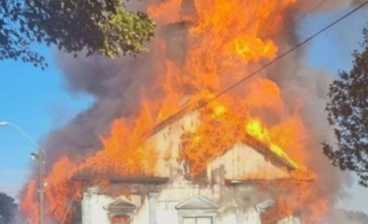 Incendio destruye centenaria iglesia de Carelmapu: era monumento nacional