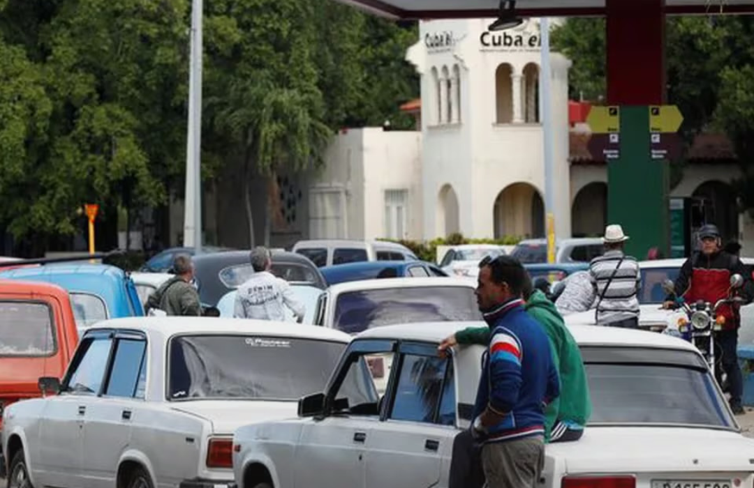 Los cubanos sobreviven en medio de nuevos apagones mientras la dictadura de La Habana culpa a la falta de combutible