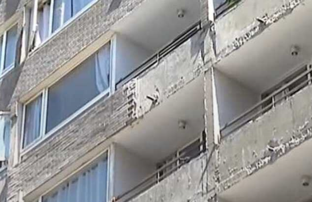 Estadounidense en riesgo vital tras ser golpeado por un escombro que cayó de un edificio