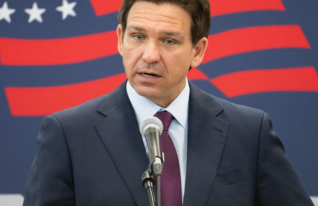 DeSantis firma una ley que garantiza la enseñanza precisa de la historia malvada del comunismo en escuelas de Florida