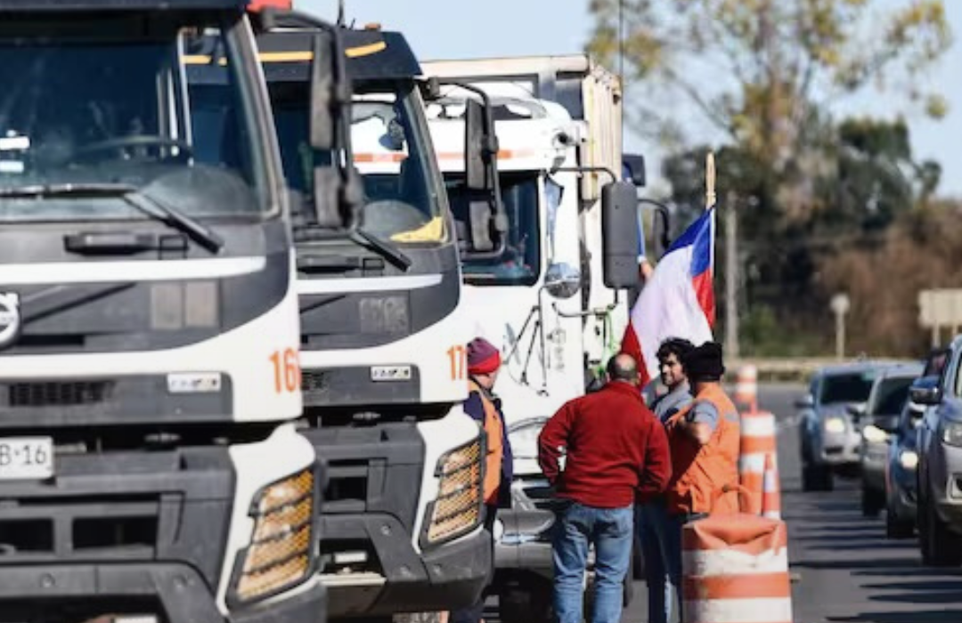 “Nuestro rubro también se ve afectado”: camioneros de Puerto Montt se declaran en alerta por cierre de Siderúrgica Huachipato