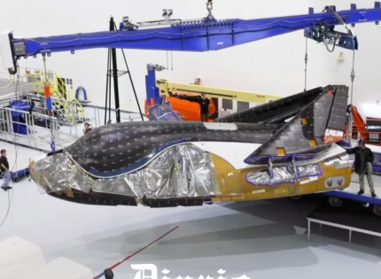 El primer avión espacial se prepara para su lanzamiento desde Florida