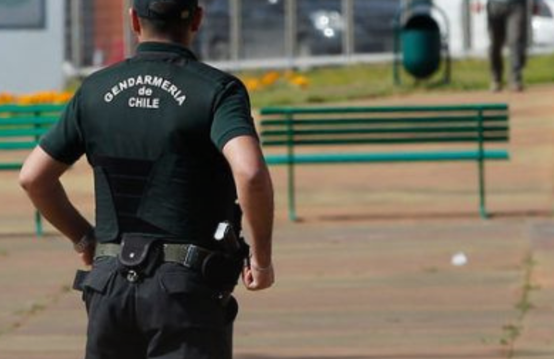 Detienen a 10 gendarmes por red de corrupción y tráfico de armas: Operaban desde cárceles de RM y Coquimbo