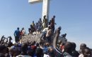 Impresionante: Cristianos en Nigeria siguen rezando en iglesia incendiada