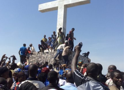 Impresionante: Cristianos en Nigeria siguen rezando en iglesia incendiada