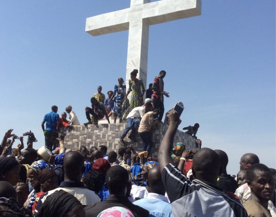 Impresionante: Cristianos en Nigeria siguen rezando en iglesia incendiada