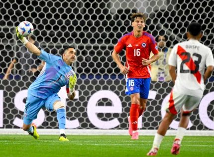 El incombustible Claudio Bravo: el más longevo en los 108 años de historia de la Copa América