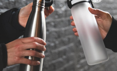 Pueden ser más sucias que el asiento de un W.C.: La importancia de la limpieza regular de las botellas de agua