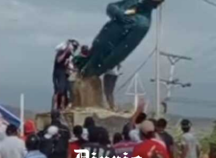 Venezuela: Derriban 4 estatuas de Chávez en medio de intensas protestas por autoproclamación de Maduro