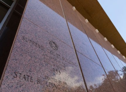 Corte de Texas defiende derecho de jueza a no oficiar bodas gay