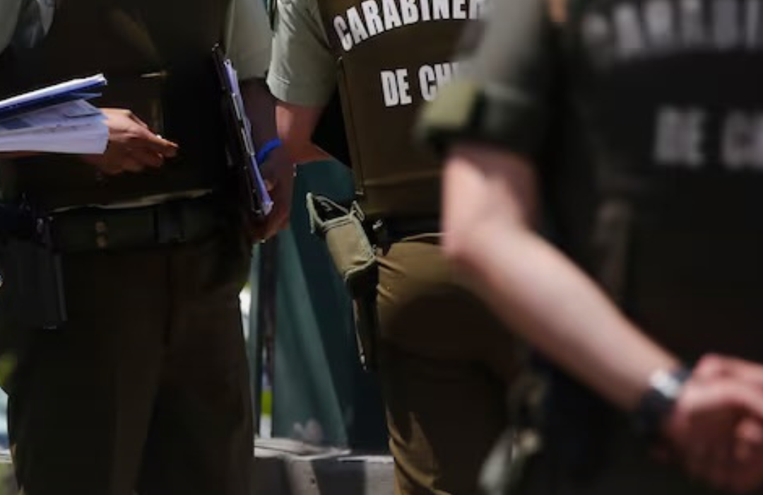 Conductor atropella a carabinero que dirigía el tránsito por semáforos apagados en Santiago