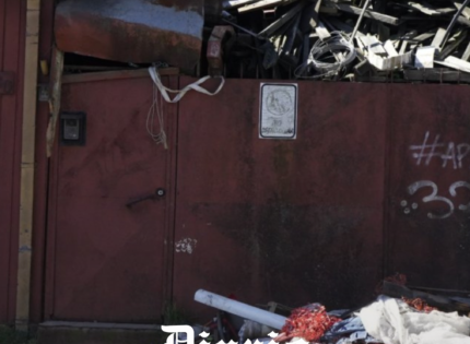 Adulto mayor fue rescatado tras días atrapado bajo la acumulación de basura en su casa