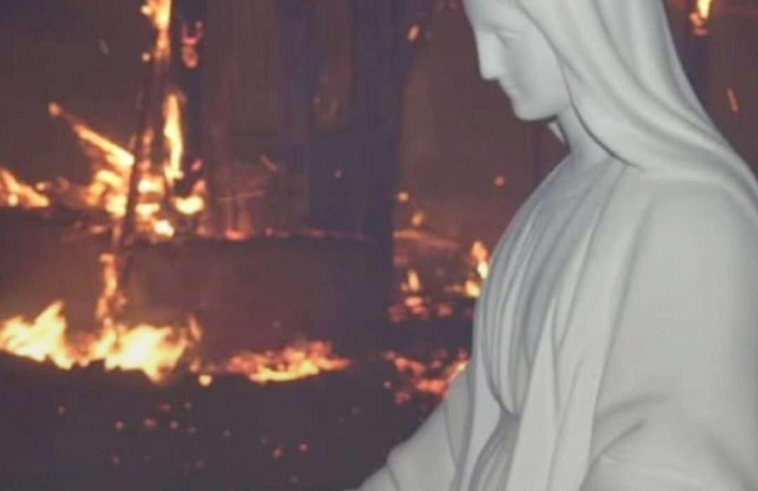 Lo catalogan como un milagro: Imagen de una virgen quedó intacta tras incendio que consumió iglesia en Córdoba