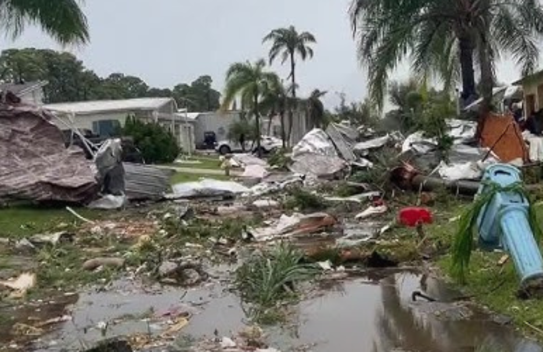 La destrucción del tornado en St. Lucie: el peor saldo del paso del huracán Milton por Florida