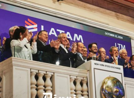 Latam toca la campana en Wall Street: con emoción y recordando su proceso de reorganización la aerolínea inicia las operaciones en la bolsa norteamericana