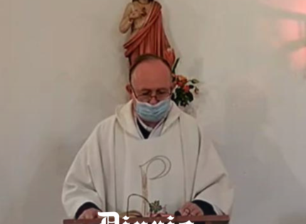 Delincuente apuñala a sacerdote al interior de una iglesia en Quilicura