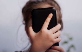 Australia aprueba una ley pionera que prohíbe las redes sociales para menores de 16 años