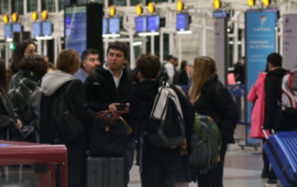 Por paro de DGAC: pasajera y su hijo con parálisis cerebral deberán quedarse 3 días en aeropuerto