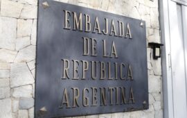 Argentina denuncia ante la Corte Penal Internacional el asedio a su embajada en Venezuela