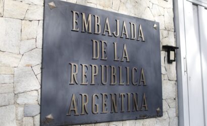 Argentina denuncia ante la Corte Penal Internacional el asedio a su embajada en Venezuela