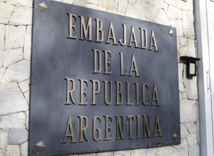 Argentina denuncia ante la Corte Penal Internacional el asedio a su embajada en Venezuela