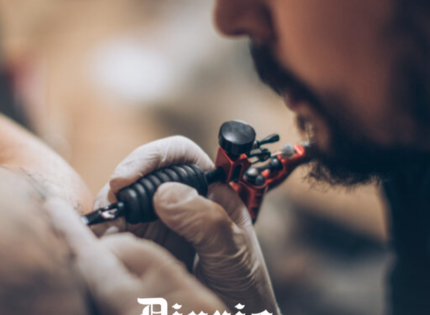 Padre desempleado y tatuaje facial prominente busca empleo a través de Facebook después de una búsqueda de empleo extendida