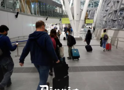 Cárcel y multa de más de $700 millones: la denuncia de Aduanas contra dos chilenas en el Aeropuerto de Santiago