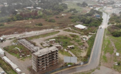 Impiden terminar edificio de 195 departamentos a medio construir en humedal de Los Molles