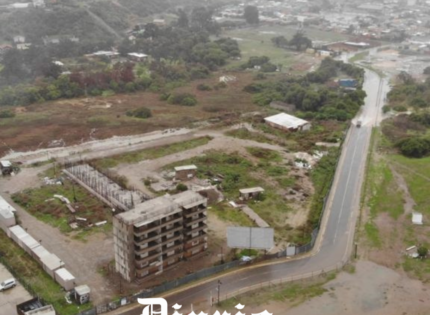 Impiden terminar edificio de 195 departamentos a medio construir en humedal de Los Molles