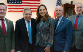 Congresista María Elvira Salazar estadounidense recibe al presidente electo de Venezuela, Edmundo González Urrutia, en el Capitolio