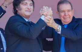 Milei y González Urrutia reciben el apoyo de venezolanos desde el balcón de la Casa Rosada