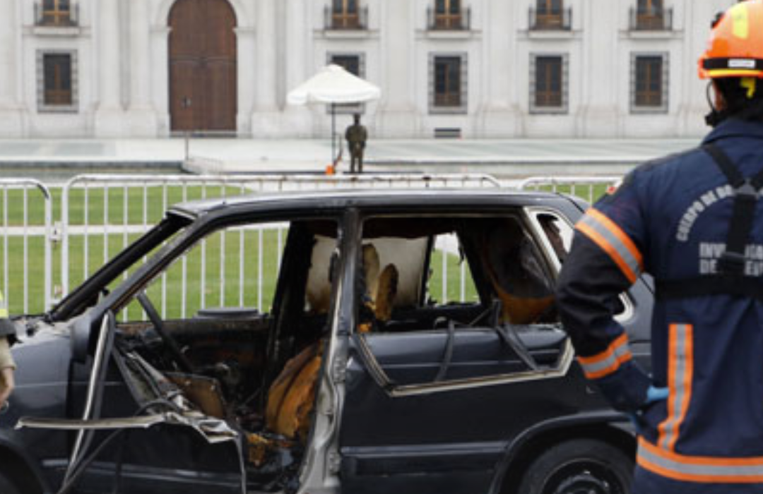 Detienen a conductor que intentó incendiar un furgón frente al Palacio de La Moneda